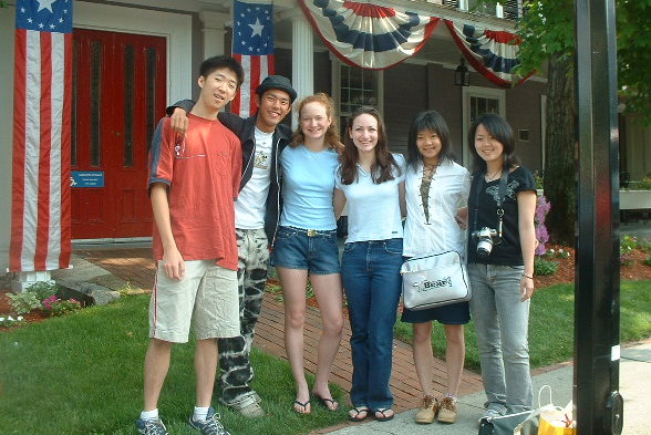 2002 Concord and Nanae students in front of Concord's Colonial Inn